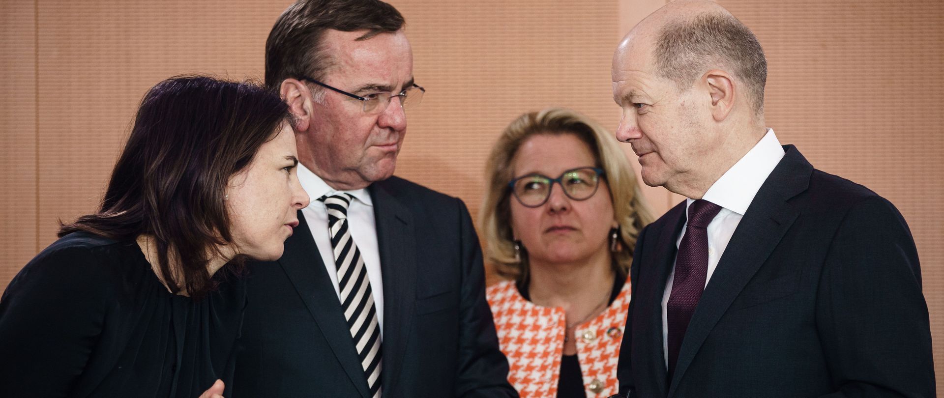 (L-R) Bundesaußenministerin Annalena Baerbock, Bundesverteidigungsminister Boris Pistorius, Bundesministerin für wirtschaftliche Zusammenarbeit und Entwicklung Svenja Schulze und Bundeskanzler Olaf Scholz im Kanzleramt in Berlin, Deutschland, März 2023.