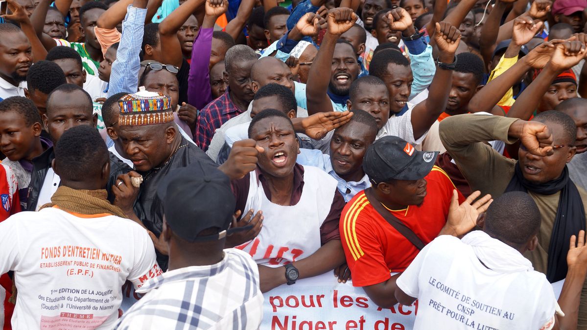 Niamey, Niger: Im August versammeln sich Demonstrant*innen, um gegen die Entscheidung der ECOWAS, Sanktionen gegen Niger zu verhängen, zu protestieren und die nigrische Armee zu unterstützen.