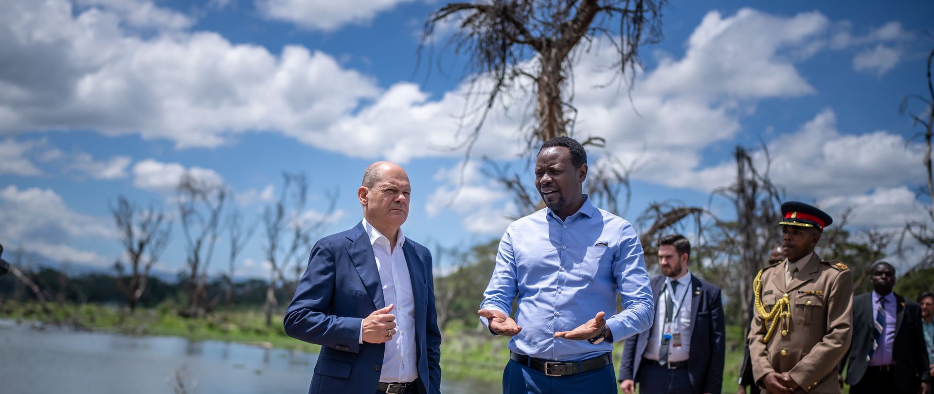 During a trip to Kenya in 2023, Chancellor Scholz is briefed about the impact of climate change on the water resources in the Lake Naivasha basin. 