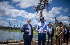 During a trip to Kenya in 2023, Chancellor Scholz is briefed about the impact of climate change on the water resources in the Lake Naivasha basin. 