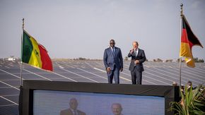 Le président Macky Sall (à gauche) et le chancelier allemand Olaf Scholz (à droite) inaugurent une centrale photovoltaïque lors de la visite du chancelier au Sénégal en 2022. 