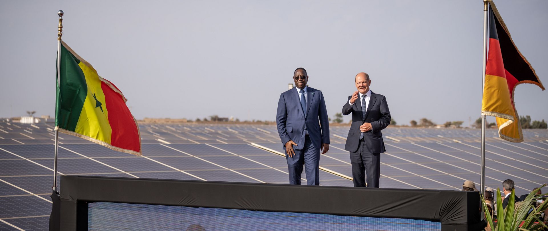 Le président Macky Sall (à gauche) et le chancelier allemand Olaf Scholz (à droite) inaugurent une centrale photovoltaïque lors de la visite du chancelier au Sénégal en 2022. 