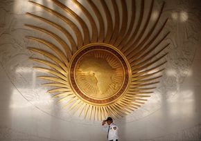 Addis Abeba, Äthiopien, 2023: Ein Sicherheitsbeamter bei der Eröffnung der 36. Versammlung der Afrikanischen Union im Hauptquartier der Organisation.