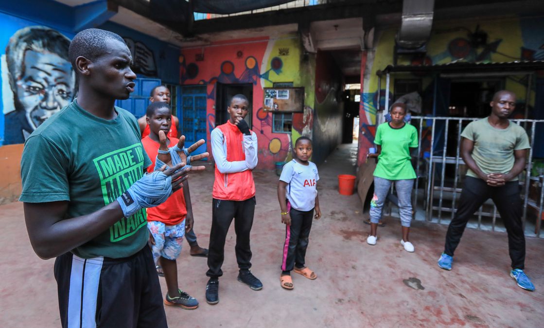 Mit seiner NRO verbindet der kenianische Anwalt Shadrack Wambui Boxen und Recht, um im Mathare-Slum in Nairobi, Kenia, für Gerechtigkeit zu sorgen.