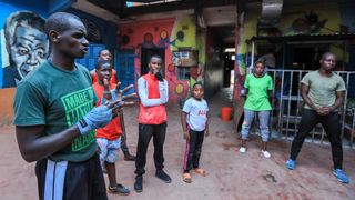Mit seiner NRO verbindet der kenianische Anwalt Shadrack Wambui Boxen und Recht, um im Mathare-Slum in Nairobi, Kenia, für Gerechtigkeit zu sorgen.