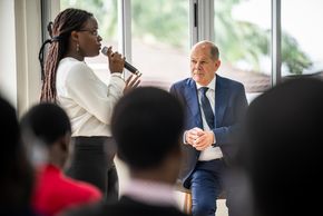 Studierende des Ashesi University College in Accra (Ghana) befragen Bundeskanzler Scholz im Rahmen einer Townhall-Veranstaltung Ende Oktober 2023. 