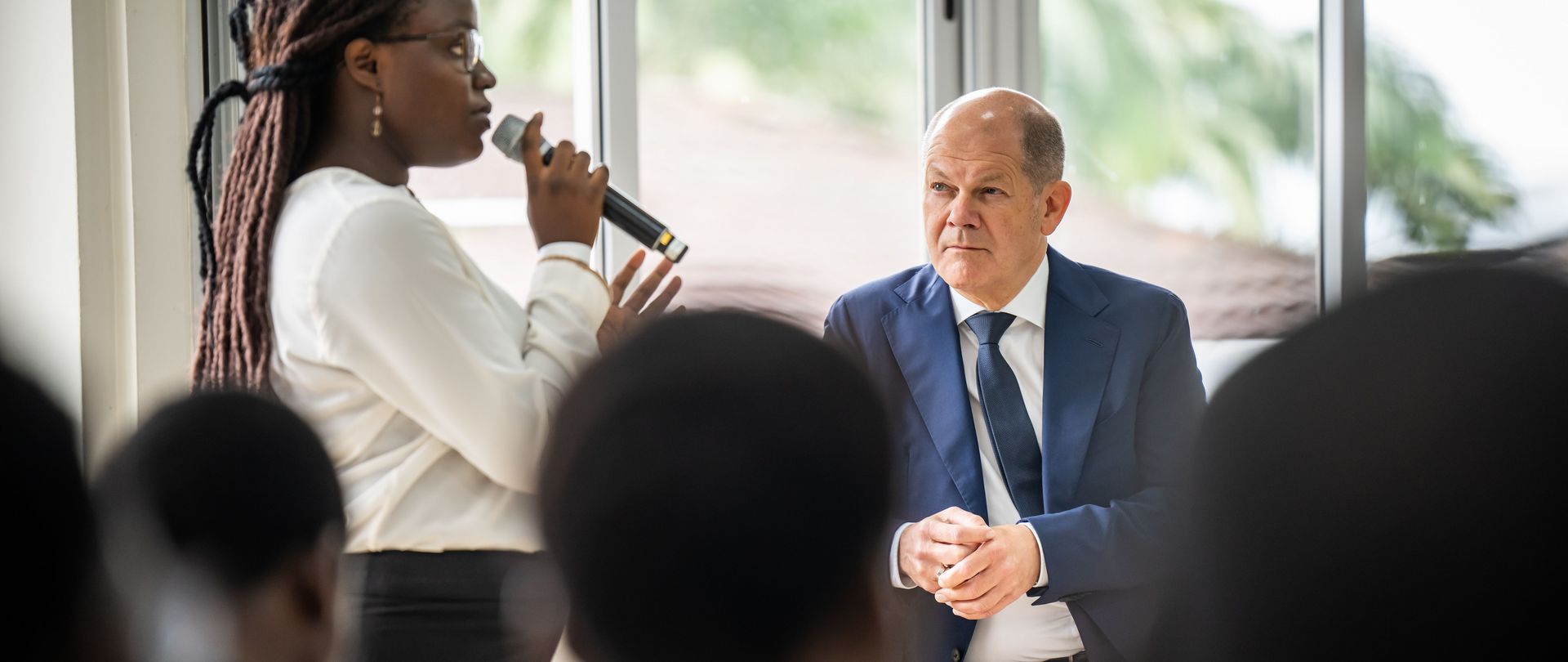 Studierende des Ashesi University College in Accra (Ghana) befragen Bundeskanzler Scholz im Rahmen einer Townhall-Veranstaltung Ende Oktober 2023. 