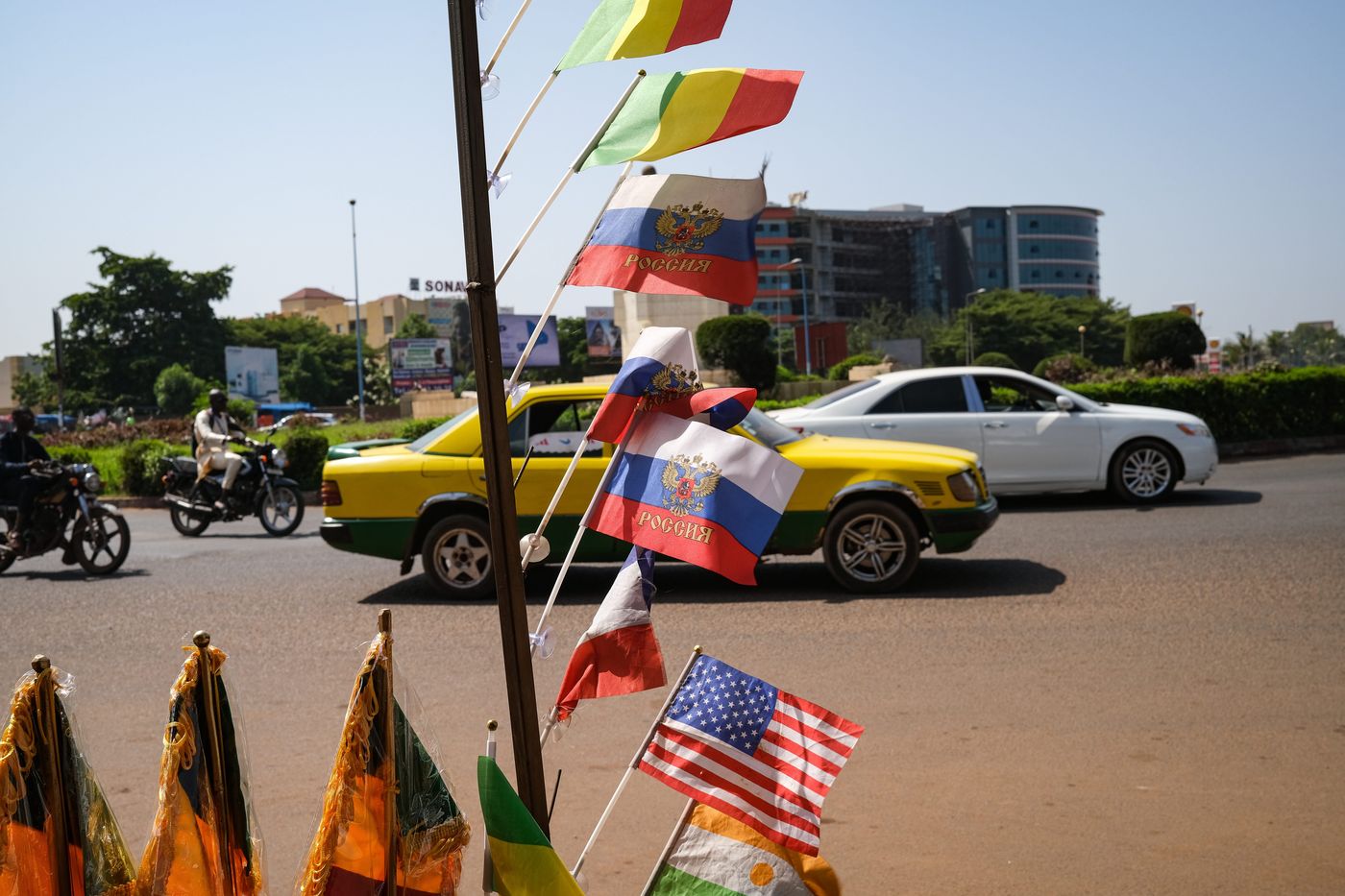 Ein Verkaufsstand mit Flaggen in Bamako, Mali, in 2021. 