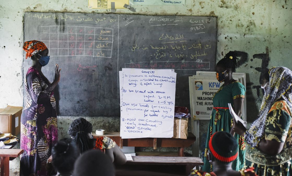 South Sudanese NGO "Health Link" trains community health workers.