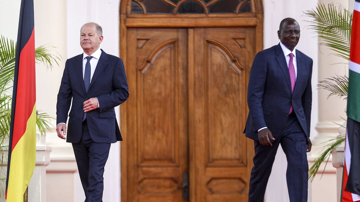 Bundeskanzler Olaf Scholz (L) und der kenianische Präsident William Ruto (R) begeben sich nach bilateralen Gesprächen im State House in Nairobi, Kenia, zu einer gemeinsamen Pressekonferenz, Mai 2023.