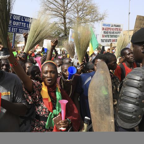Demonstranten in Bamako, Mali, fordern den Abzug der französischen Truppen.