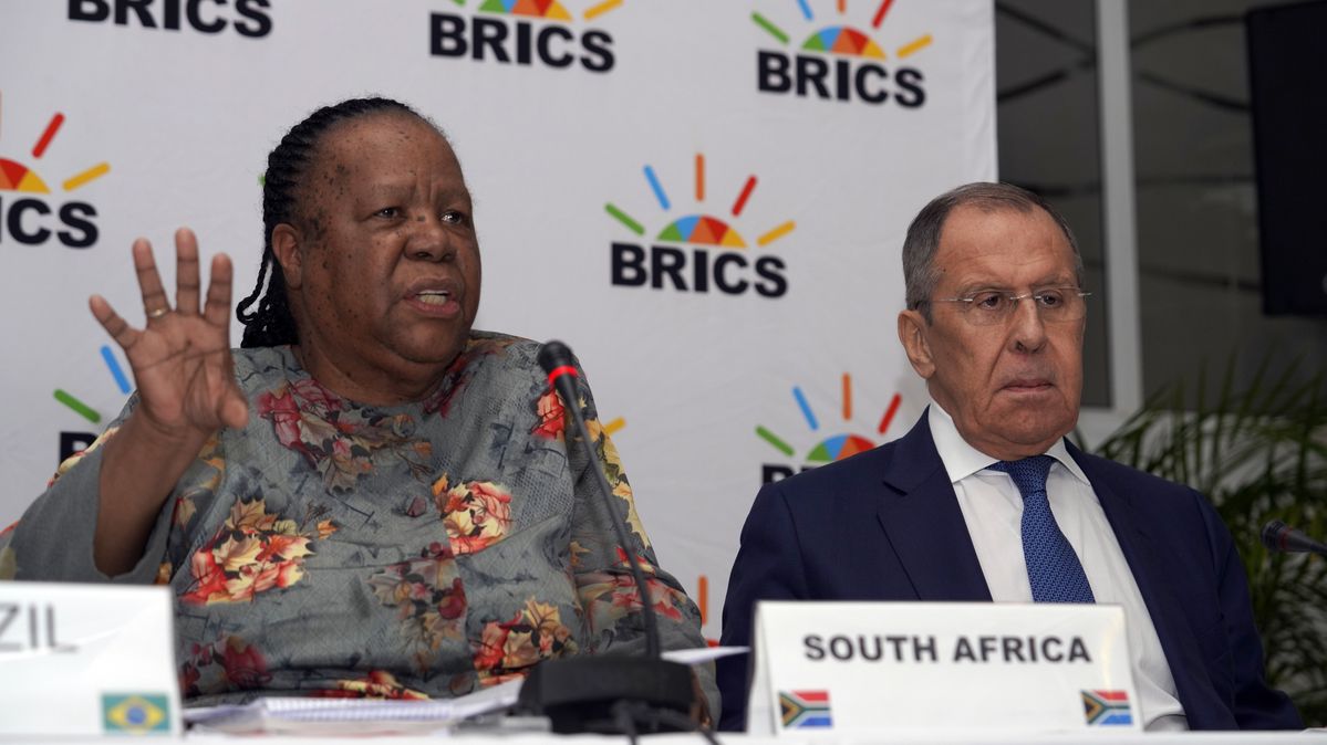 Die südafrikanische Außenministerin Naledi Pandor mit ihrem russischen Amtskollegen Sergej Lawrow.