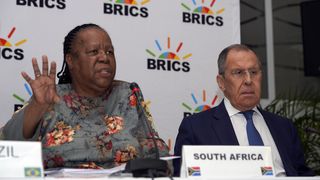 Die südafrikanische Außenministerin Naledi Pandor mit ihrem russischen Amtskollegen Sergej Lawrow.