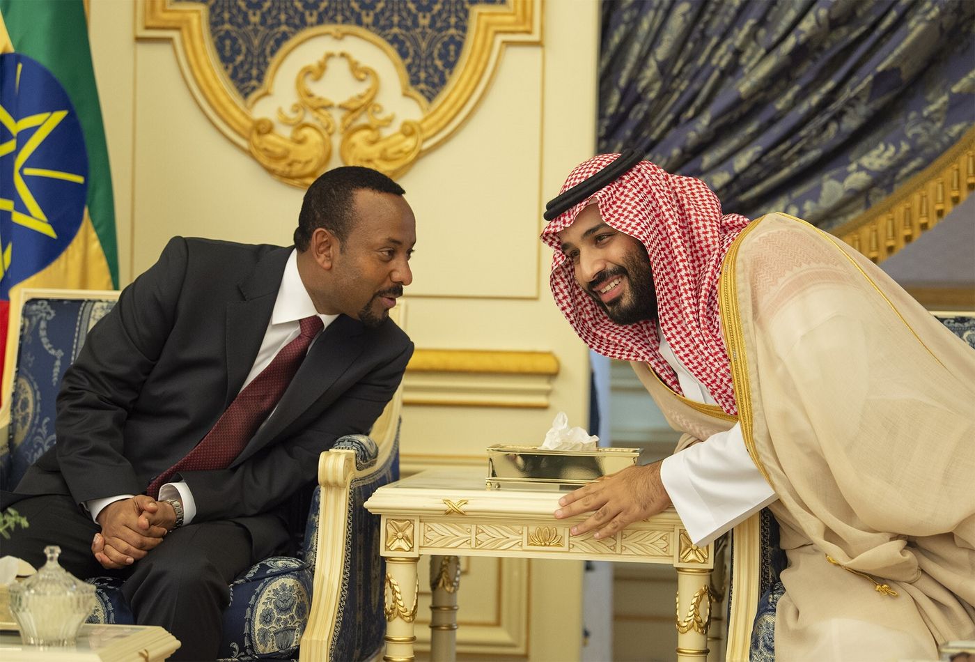 Kronprinz Mohammad bin Salman unterhält sich mit Äthiopiens Abiy Ahmed bei der Unterzeichnung des Friedensabkommens zwischen Eritrea und Äthiopien 2018. 