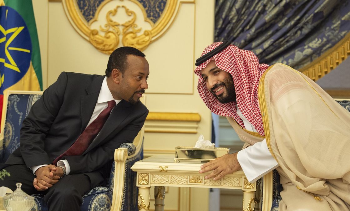 Der Premierminister von Äthiopien, Abiy Ahmed (l) im Gespräch mit dem saudischen Kronprinz Mohammad bin Salman al-Saud (R) während einer Unterzeichnungszeremonie auf Einladung des saudischenKönigs am 16. September 2018. Nach zwanzig Jahren trafen sich führende Politiker*innen aus Äthiopien und Eritrea zu Friedensgesprächen.