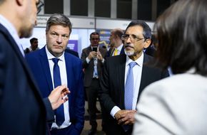 On the sidelines of the German-African Business Summit, Ebrahim Patel, South African Minister of Trade and Industry, and Robert Habeck, Federal Minister for Economic Affairs and Climate Action, meet with conference participants.