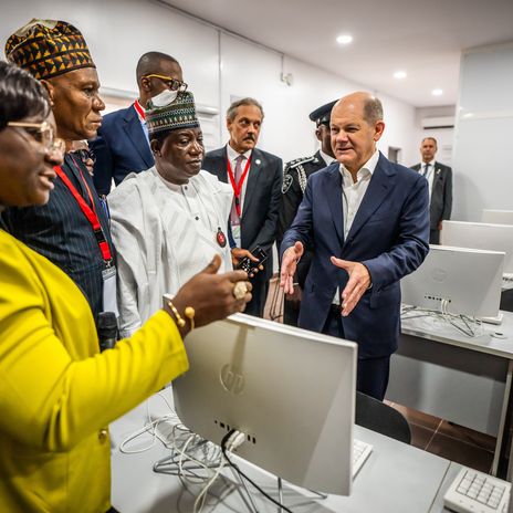 Bundeskanzler Olaf Scholz (SPD) bei einem Besuch des Deutsch-Nigerianischen Zentrums für Jobs, Migration und Reintegration in der der Wirtschaftsmetropole Lagos.