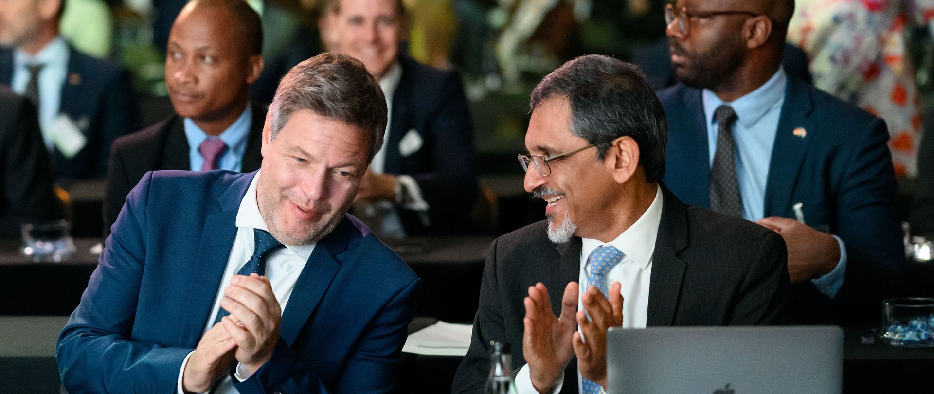 Ebrahim Patel, der südafrikanische Minister für Industrie und Handel, im Gespräch mit seinem Amtskollegen Bundeswirtschaftsminister Robert Habeck während der Eröffnung des vierten German-African Business Summit (GABS) 2022. 