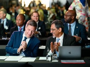 Ebrahim Patel, der südafrikanische Minister für Industrie und Handel, im Gespräch mit seinem Amtskollegen Bundeswirtschaftsminister Robert Habeck während der Eröffnung des vierten German-African Business Summit (GABS) 2022. 