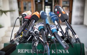 Mikrofone verschiedener Sender sind am 22.02.2015 in Nairobi in Kenia für eine Pressekonferenz mit Außenminister Steinmeier vorbereitet.