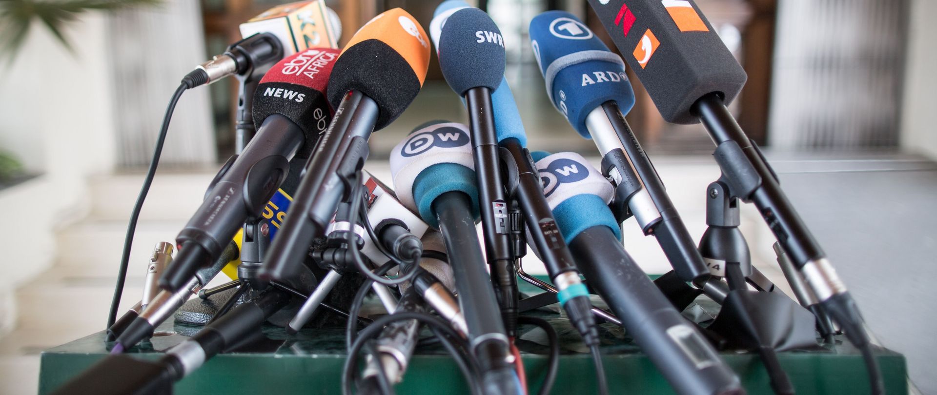 Mikrofone verschiedener Sender sind am 22.02.2015 in Nairobi in Kenia für eine Pressekonferenz mit Außenminister Steinmeier vorbereitet.