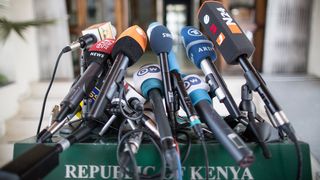 Mikrofone verschiedener Sender sind am 22.02.2015 in Nairobi in Kenia für eine Pressekonferenz mit Außenminister Steinmeier vorbereitet.