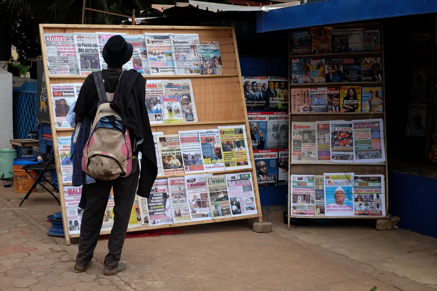 Bamako, Mali, 2018: Zeitungsstand kurz nach der ersten Runde der Präsidentschaftswahlen. 