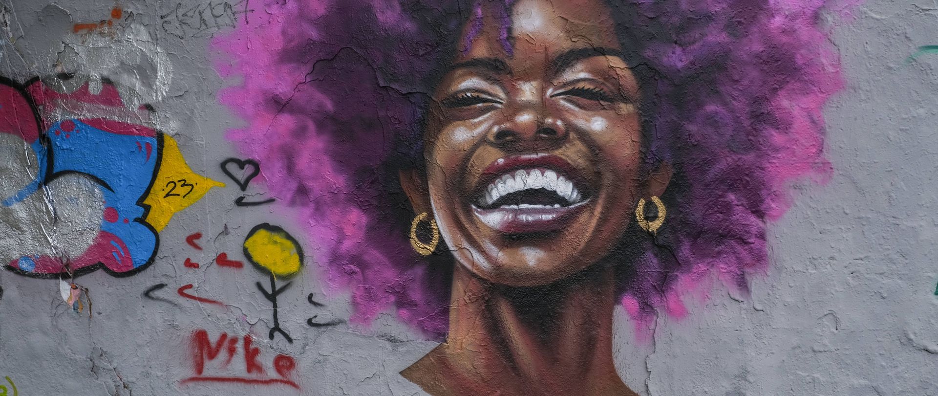 Berliner Sommer 2023: Ein Graffiti der Künstler Eme Freethinker und CaribbeanVandals am Mauerpark.
