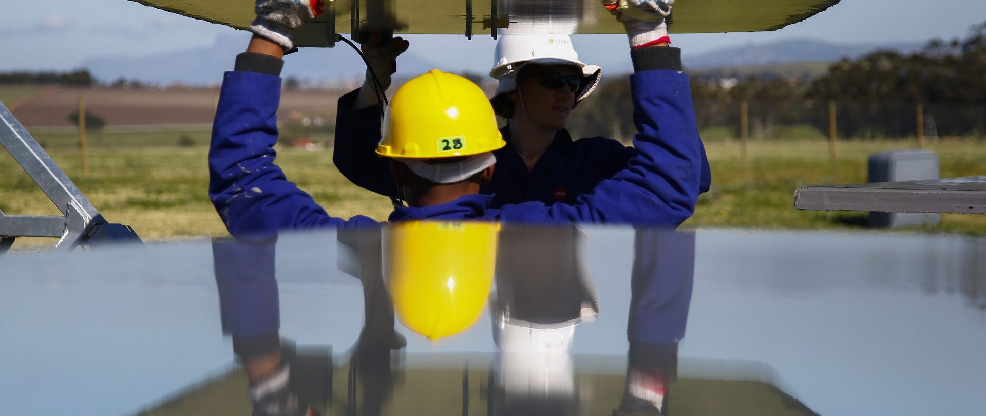 Große Solarparks, wie das modulare, solarthermische Kraftwerk (CSP) Helios 100, ein Pilotprojekt der Universität Stellenbosch, zählen zunehmend zum Landschaftsbild Südafrikas. Das Land gilt als Premium- und Wachstumsmarkt der Solarenergie. 