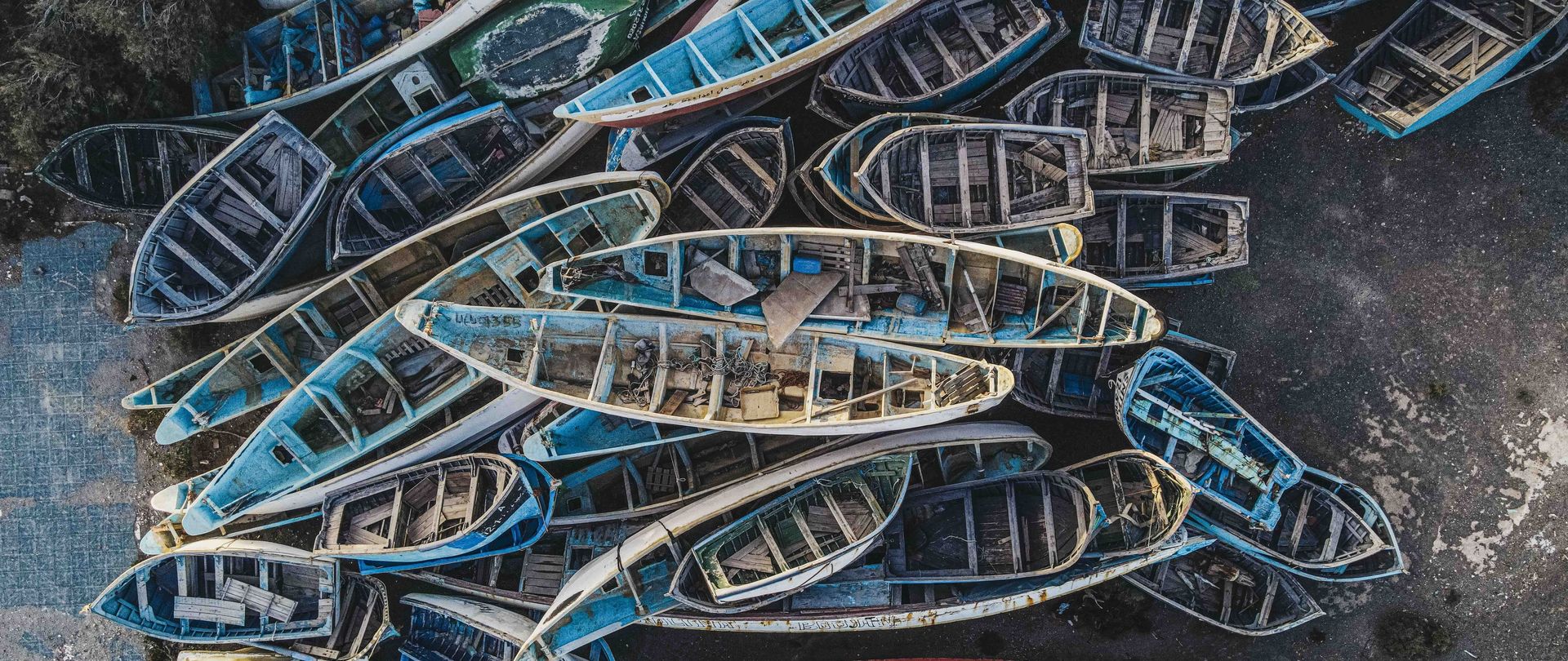 Die verlassenen Boote im Hafen von Arinaga auf Cran Canaria geben Zeugnis von den zahlreichen Versuchen der Menschen, das europäische Festland zu erreichen. 