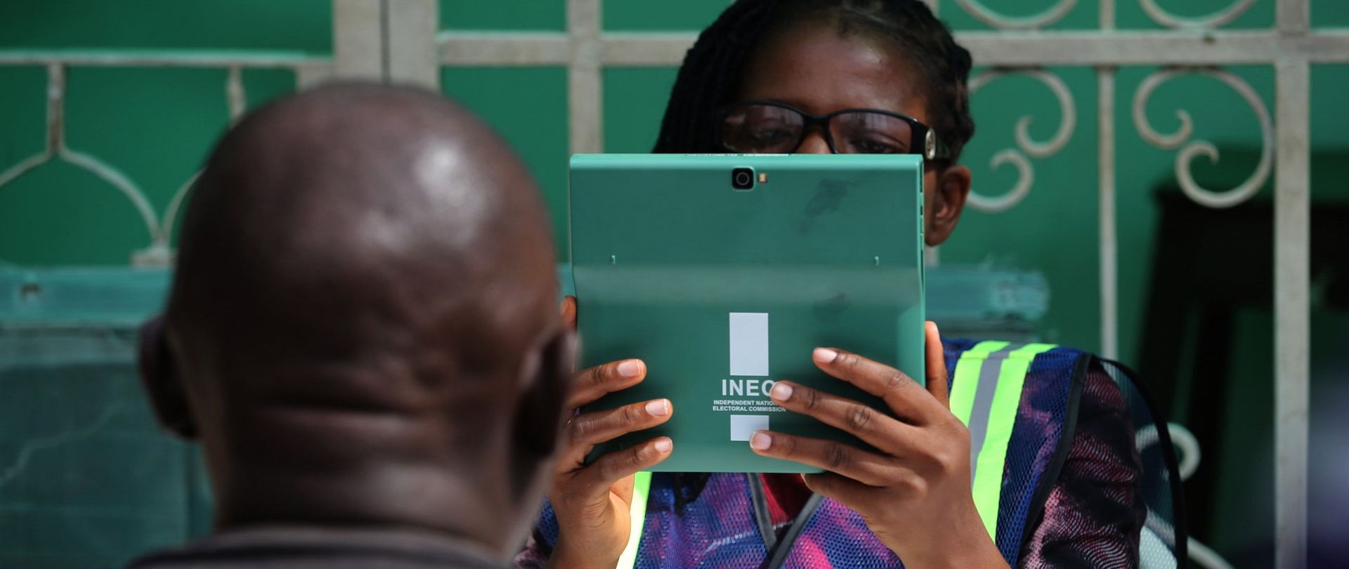 Digitale Lösungen voller Ambivalenz: Das BVAS- Wähler*innenverzeichnis wird in Nigeria kritisiert und gleichzeitig als vertrauensbildender Faktor eingeordnet. 