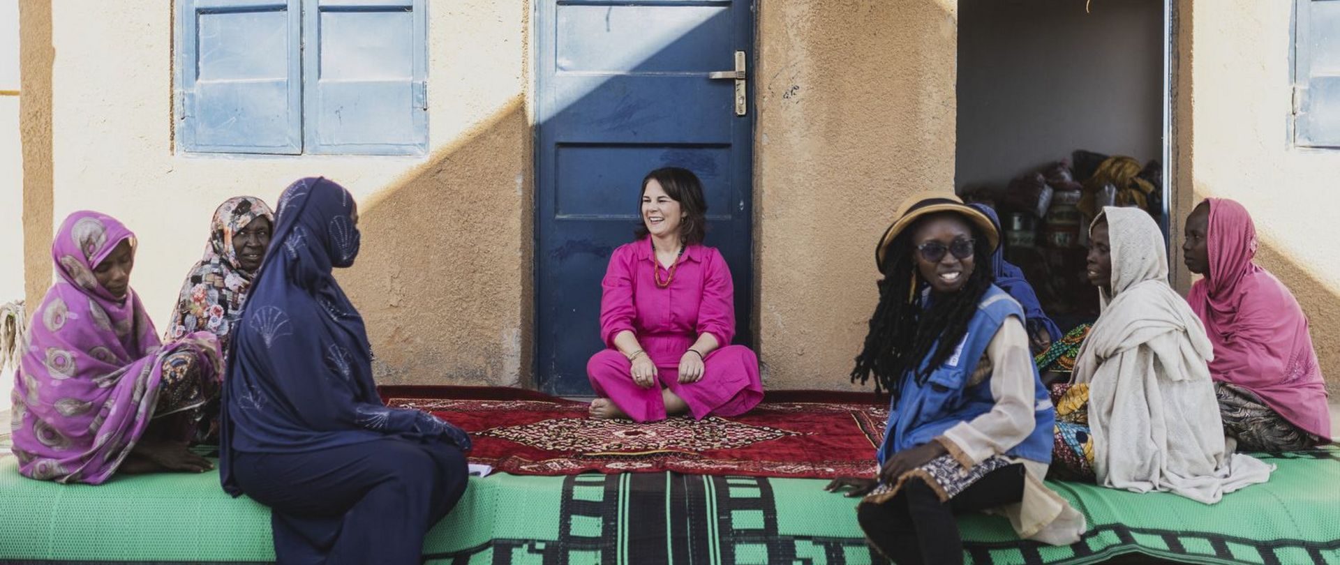 Annalena Baerbock, Bundesaußenministerin, aufgenommen im Rahmen des Besuches einer Familie im Dorf Ngarannam, Nigeria, im Dezember 2022.