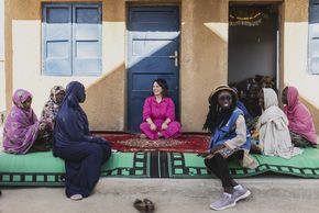 Annalena Baerbock, Bundesaußenministerin, aufgenommen im Rahmen des Besuches einer Familie im Dorf Ngarannam, Nigeria, im Dezember 2022.