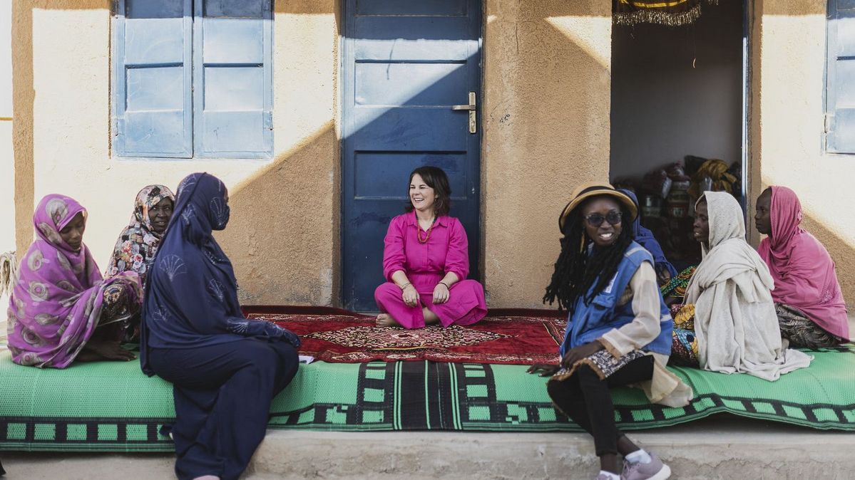 Annalena Baerbock, Bundesaußenministerin, aufgenommen im Rahmen des Besuches einer Familie im Dorf Ngarannam, Nigeria, im Dezember 2022.