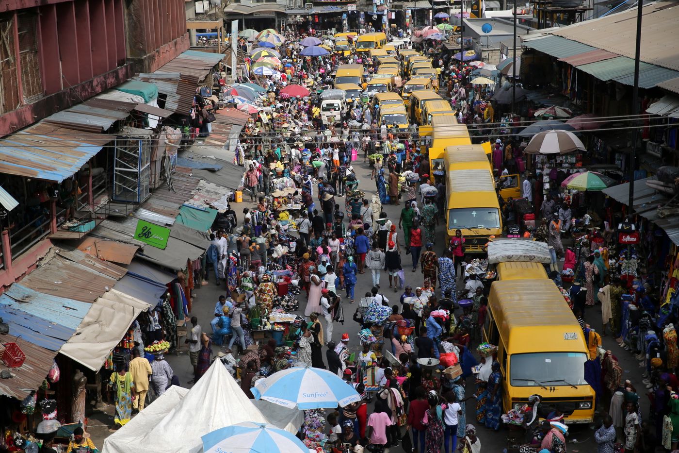 Dezember 2021, Lagos: Menschen besuchen den Isale-Eko Markt.