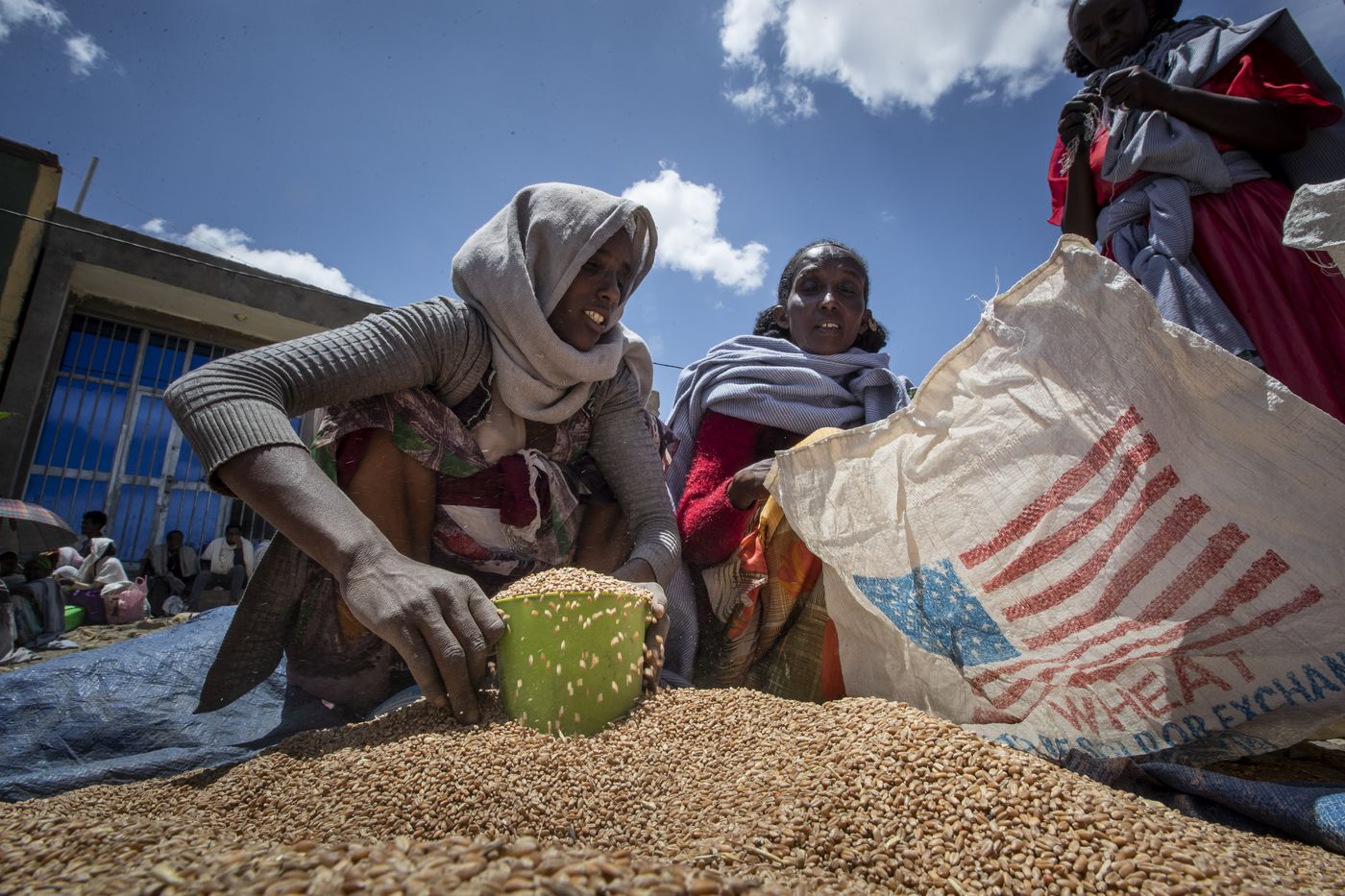 Ausgabe von Weizenrationen in Tigray, Äthiopien