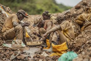 DR Kongo, 2021: Goldgräber*innen bei der Arbeit in der ostkongolesischen Bergbaustadt Kamituga. 