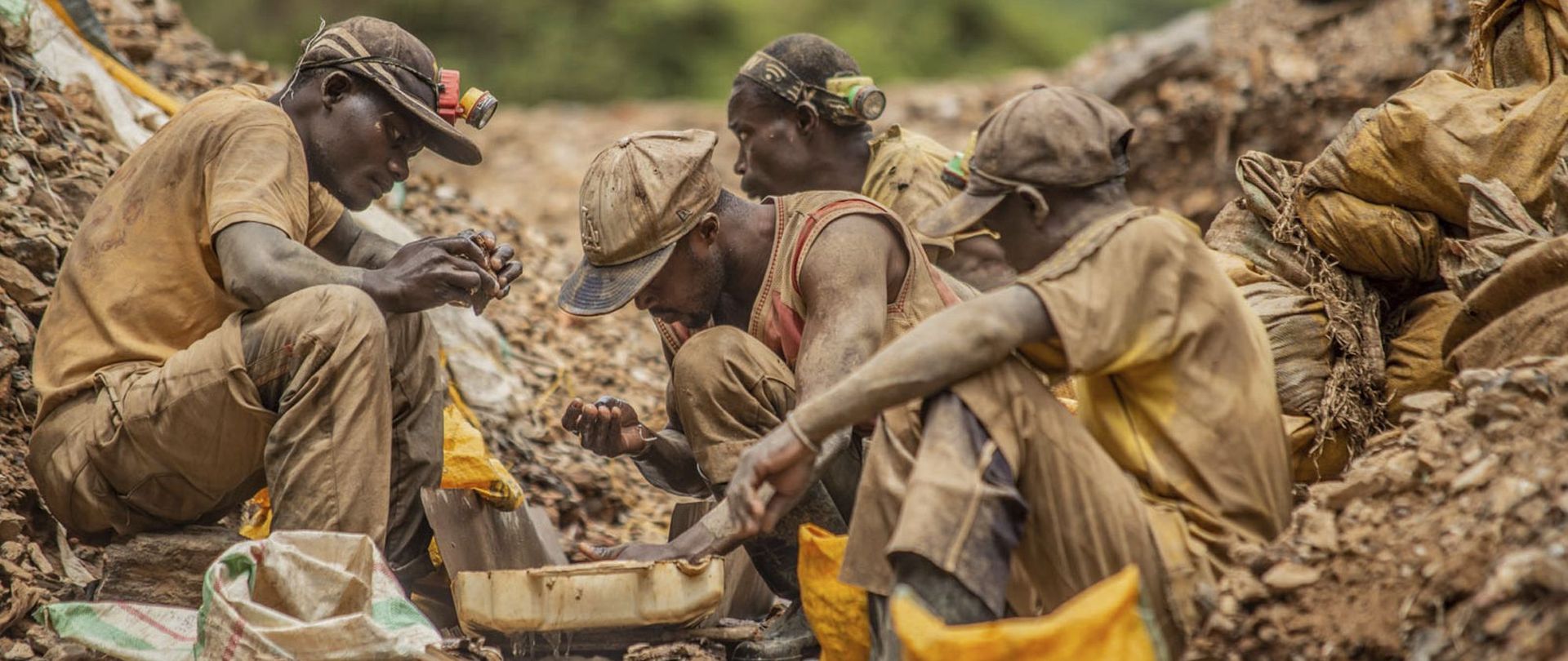 DR Kongo, 2021: Goldgräber*innen bei der Arbeit in der ostkongolesischen Bergbaustadt Kamituga. 