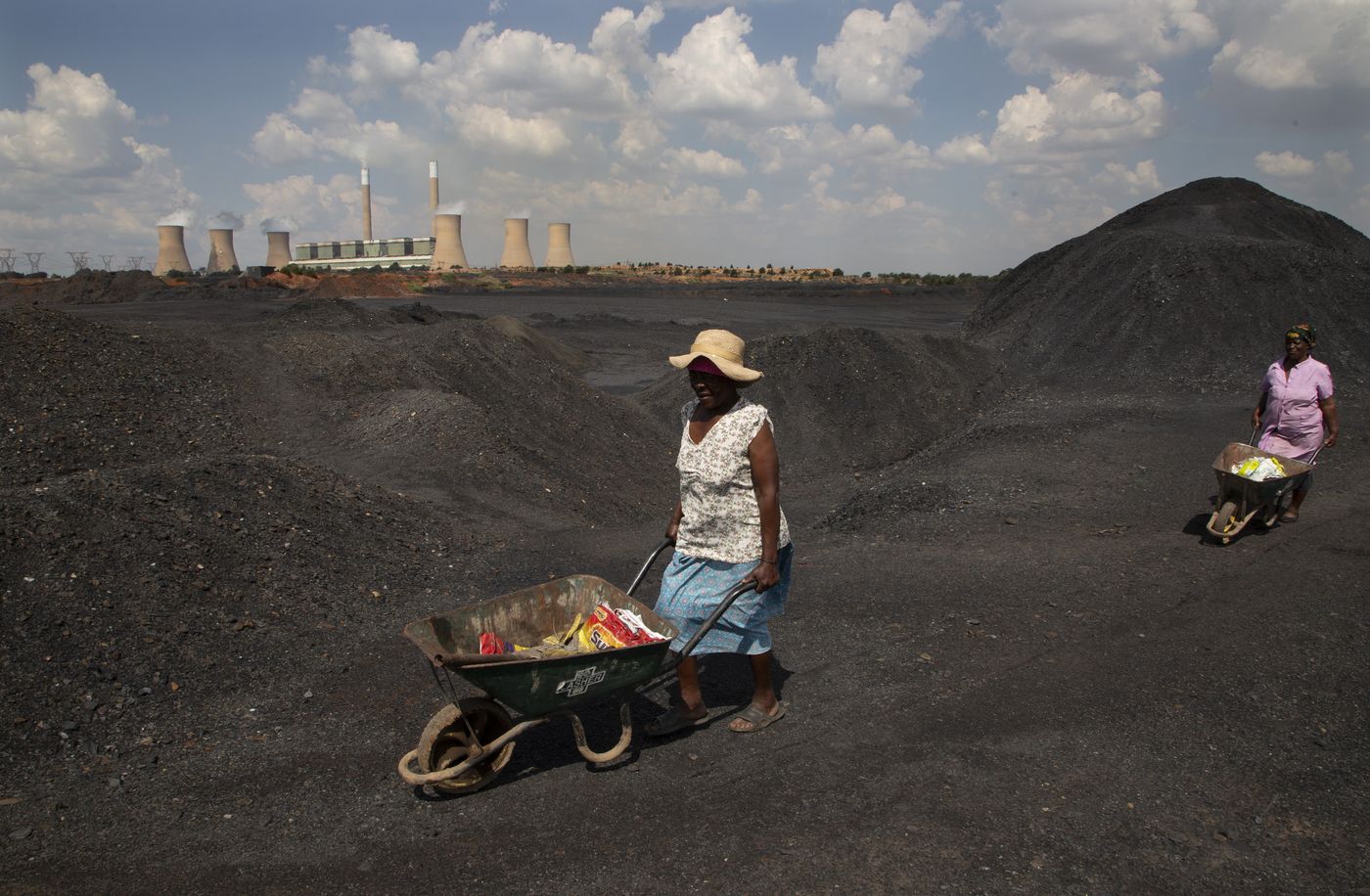Women at coal-mine dump at the Duvha coal-fired power station in South Africa (2022). 