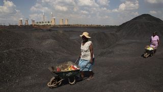 Women at a coal-mine dump at the Duvha coal-fired power station in South Africa (2022). The government plans to shift from these highly polluting energy sources to greener ones.