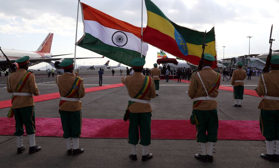 Die indische und die äthiopische Flagge während eines Staatsbesuchs in Addis Abeba im Jahr 2017.