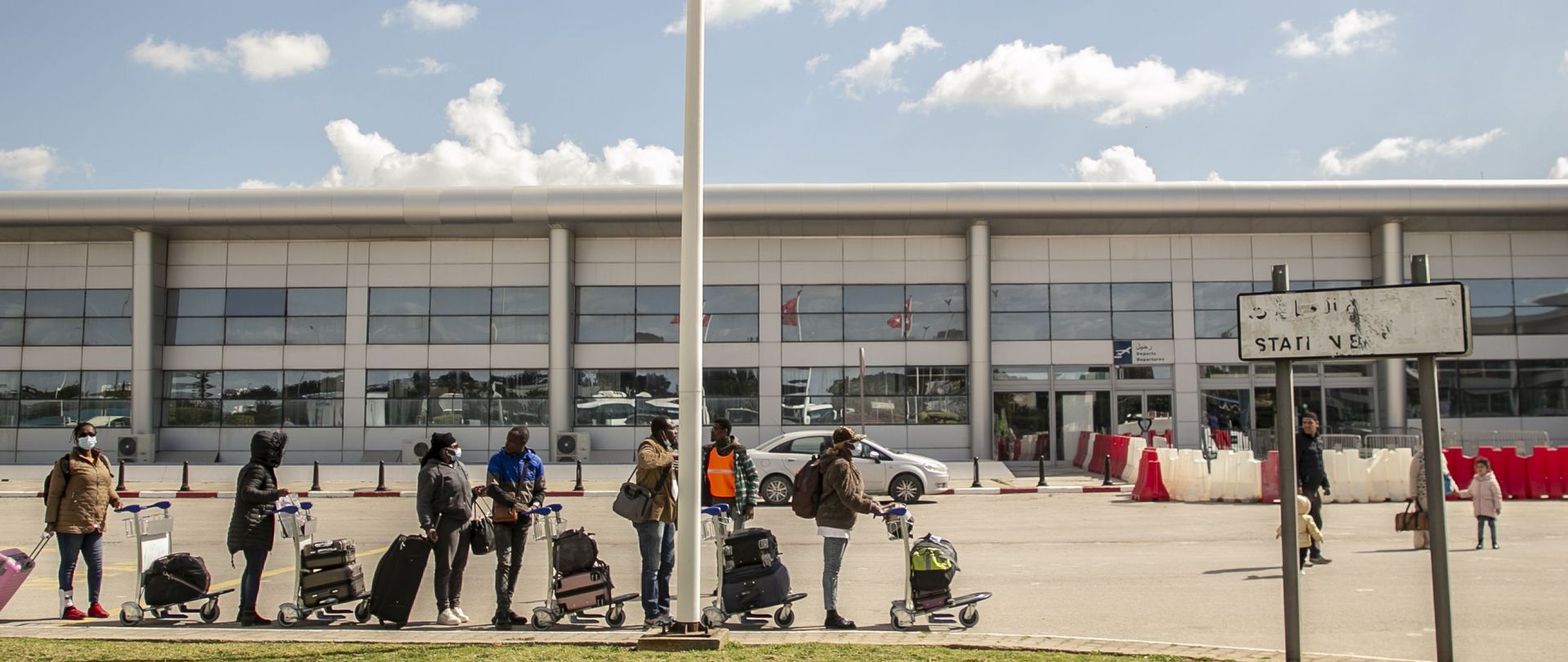 Tunis, 2023: Bürger der Elfenbeinküste am Flughafen in Tunis. Nach den Äußerungen von Präsident Saied entschieden sich einige für die Rückkehr in ihr Land.