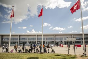 Tunis, 2023: Bürger der Elfenbeinküste am Flughafen in Tunis. Nach den Äußerungen von Präsident Saied entschieden sich einige für die Rückkehr in ihr Land.