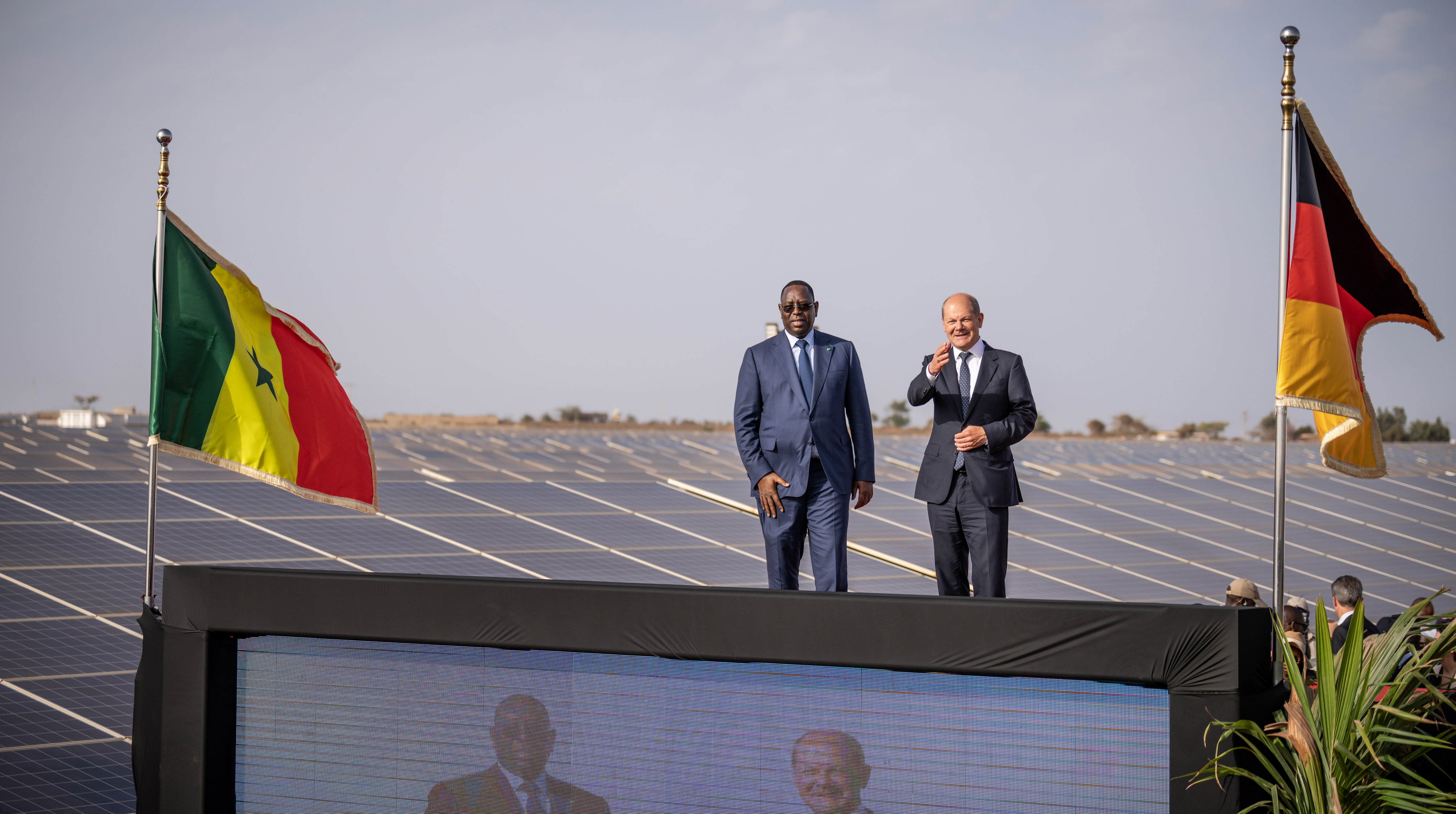 President Macky Sall (l.) and German Chancellor Olaf Scholz (r.) open a photovoltaic plant during the Chancellor